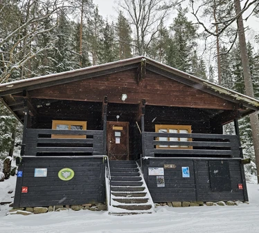 Haukanpesän sauna Nuuksion kansallispuistossa - Vuokraa sauna Nuuksion Haukkalammelta - löylyissä tilaa riittää 4-6 henkilölle. Kabinettitilaa jopa yli kymmenelle henkilölle.