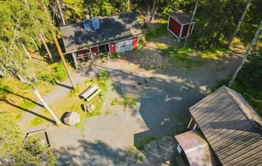 Nuuksion kansallispuistossa sijaitseva Tikankolo on tunnelmallinen talvimajoituskohde!