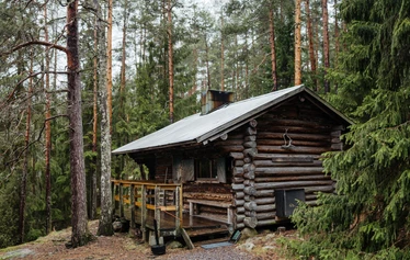 Nuuksion kansallispuistossa sijaitseva Tikankolo on tunnelmallinen talvimajoituskohde!