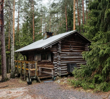 Nuuksion kansallispuistossa sijaitseva Tikankolo on tunnelmallinen talvimajoituskohde!