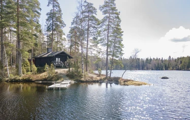 Nuuksion kansallispuistossa sijaitseva Tikankolo on tunnelmallinen talvimajoituskohde!