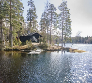 Nuuksion kansallispuistossa sijaitseva Tikankolo on tunnelmallinen talvimajoituskohde!