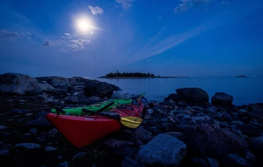 Autumn night kayaking tour - As the sun sets, the group embarks on the waters of Eastern Helsinki
