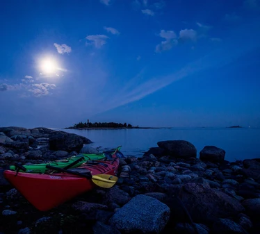 Autumn night kayaking tour - As the sun sets, the group embarks on the waters of Eastern Helsinki