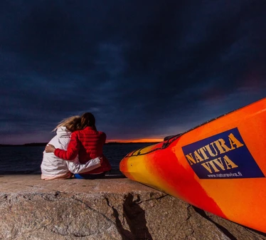 Autumn night kayaking tour - As the sun sets, the group embarks on the waters of Eastern Helsinki