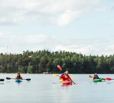 Helsinki By Kayak - Opastettu retki Itä-Helsingin saaristossa sopii kaikille. Tule tutustumaan Vuosaaren Melontakeskuksen lähivesiin ja alueen ulkoilusaariin!