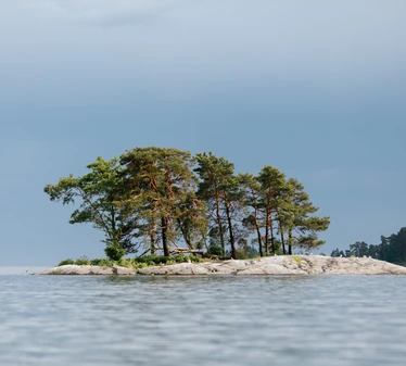 Helsinki By Kayak - Opastettu retki Itä-Helsingin saaristossa sopii kaikille. Tule tutustumaan Vuosaaren Melontakeskuksen lähivesiin ja alueen ulkoilusaariin!