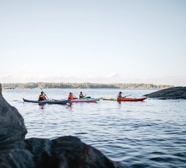 Helsinki By Kayak - Opastettu retki Itä-Helsingin saaristossa sopii kaikille. Tule tutustumaan Vuosaaren Melontakeskuksen lähivesiin ja alueen ulkoilusaariin!