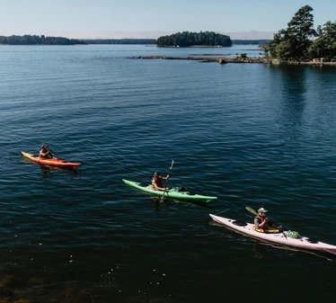 Helsinki By Kayak - Opastettu retki Itä-Helsingin saaristossa sopii kaikille. Tule tutustumaan Vuosaaren Melontakeskuksen lähivesiin ja alueen ulkoilusaariin!