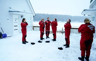 Jääkelluntaa Helsingissä - Jääkellunta on talvikokemus, joka saa veren kiertämään ja mielen rentoutumaan. Pukeudumme lämpimästi ja käytämme laadukkaita kuivapukuja. 
