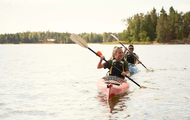 Melonnan alkeiskurssi Espoossa! - Tule melontakurssille Matinkylään! Espoon saaristo on kaunis ja täynnä vierailtavia luontokohteita. Natura Vivan alkeiskurssilla opit tarvittavat tekniikat, jotta voit jatkaa melonnan harrastamista itsenäisesti. 