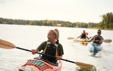 Melonnan alkeiskurssi Espoossa! - Tule melontakurssille Matinkylään! Espoon saaristo on kaunis ja täynnä vierailtavia luontokohteita. Natura Vivan alkeiskurssilla opit tarvittavat tekniikat, jotta voit jatkaa melonnan harrastamista itsenäisesti. 