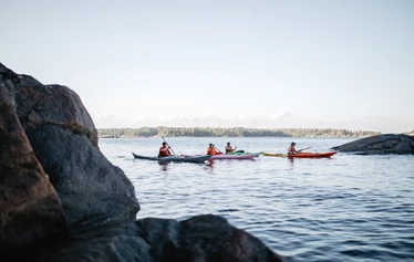 Beginner course in kayaking - Kayakers paddling in a group, exploring the Helsinki archipelago from Vuosaari Paddling Center