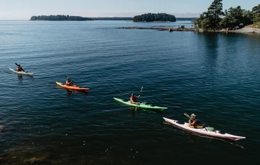Beginner course in kayaking - Kayakers paddling in a group, exploring the Helsinki archipelago from Vuosaari Paddling Center