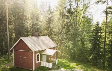 Tikankolo – eräkämppä Nuuksion kansallispuistossa - Tikankolo on yksityiskäyttöön vuokrattava eräkämppä, jossa pääset nauttimaan metsän rauhasta Saarilammen rannalla. Tikankololta löytyy sauna, vuodepaikat kuudelle henkilölle, sekä tupakeittiö. 
