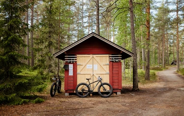 Fatbike-pyöräilyä Teijon kansallispuistossa - Osa kansallispuiston reiteistä on tarkoitettu maastopyöräilyyn. Ryhmä pyöräilijöitä tutustuu kesäiseen Teijon kansallispuistoon fatbike-pyörillä. 