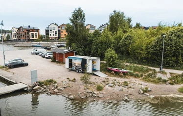 Kausikorttikohteet pääkaupunkiseudulla ja Etelä-Suomen kansallispuistoissa - Sipoonrannan Melontapiste on avattu vuonna 2026. Kausikorttilaiset voivat varata sieltä kajakkeja ja SUP-lautoja ja tutustua Sipoon saariston lukuisiin ulkoilusaariin.