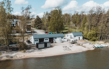 Kausikorttikohteet pääkaupunkiseudulla ja Etelä-Suomen kansallispuistoissa - Sipoonrannan Melontapiste on avattu vuonna 2026. Kausikorttilaiset voivat varata sieltä kajakkeja ja SUP-lautoja ja tutustua Sipoon saariston lukuisiin ulkoilusaariin. 