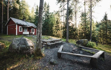 Tikankolo – eräkämppä Nuuksion kansallispuistossa - Tikankolo on yksityiskäyttöön vuokrattava eräkämppä, jossa pääset nauttimaan metsän rauhasta Saarilammen rannalla. Tikankololta löytyy sauna, vuodepaikat kuudelle henkilölle, sekä tupakeittiö.