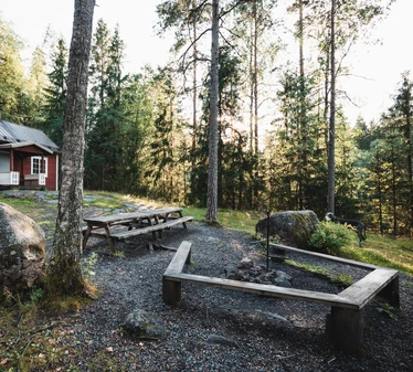 Tikankolo – eräkämppä Nuuksion kansallispuistossa - Tikankolo on yksityiskäyttöön vuokrattava eräkämppä, jossa pääset nauttimaan metsän rauhasta Saarilammen rannalla. Tikankololta löytyy sauna, vuodepaikat kuudelle henkilölle, sekä tupakeittiö. 