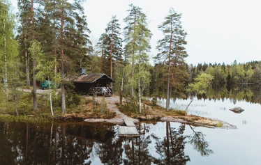 Myllyjärven mökki sijaitsee Raaseporin Fiskarissa, asumattoman Myllyjärven rannalla.