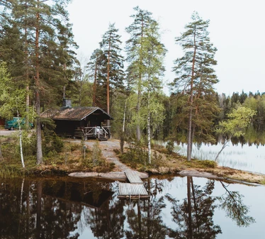 Myllyjärven mökki sijaitsee Raaseporin Fiskarissa, asumattoman Myllyjärven rannalla.