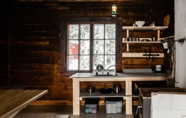 Tikankolo - wilderness cabin in Nuuksio National Park - Tikankolo is a great place to spend time in the nature - be it summer or winter! It accommodates up to six people and includes a sauna by the shore of Saarilampi. 