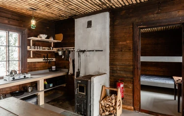 Tikankolo - wilderness cabin in Nuuksio National Park - Tikankolo is a great place to spend time in the nature - be it summer or winter! It accommodates up to six people and includes a sauna by the shore of Saarilampi. 