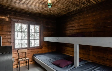 Tikankolo - wilderness cabin in Nuuksio National Park - Tikankolo is a great place to spend time in the nature - be it summer or winter! It accommodates up to six people and includes a sauna by the shore of Saarilampi. 