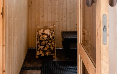 Tikankolo - wilderness cabin in Nuuksio National Park - Tikankolo is a great place to spend time in the nature - be it summer or winter! It accommodates up to six people and includes a sauna by the shore of Saarilampi. 