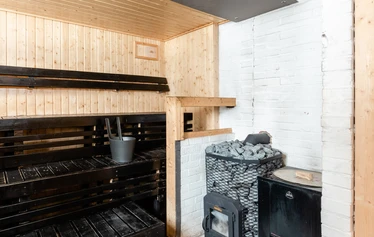 Tikankolo - wilderness cabin in Nuuksio National Park - Tikankolo is a great place to spend time in the nature - be it summer or winter! It accommodates up to six people and includes a sauna by the shore of Saarilampi. 