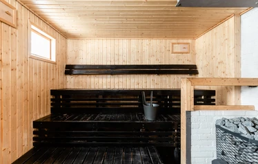 Tikankolo - wilderness cabin in Nuuksio National Park - Tikankolo is a great place to spend time in the nature - be it summer or winter! It accommodates up to six people and includes a sauna by the shore of Saarilampi. 