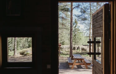 Matildanjärven kämpät Teijon kansallispuistossa - Natura Viva vuokraa Matildanjärvellä kahta kämppää, jotka jakavat etupihan. Yhteen mökkiin mahtuu 6 henkilöä ja varaamalla molemmat mökit, saat koko alueen itsellesi käyttöön.