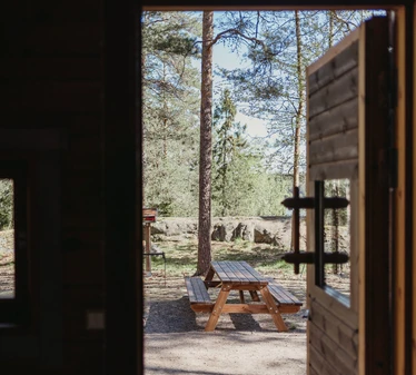 Matildanjärven kämpät Teijon kansallispuistossa - Natura Viva vuokraa Matildanjärvellä kahta kämppää, jotka jakavat etupihan. Yhteen mökkiin mahtuu 6 henkilöä ja varaamalla molemmat mökit, saat koko alueen itsellesi käyttöön. 