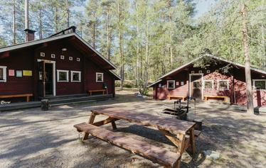 Matildanjärven kämpät Teijon kansallispuistossa - Natura Viva vuokraa Matildanjärvellä kahta kämppää, jotka jakavat etupihan. Yhteen mökkiin mahtuu 6 henkilöä ja varaamalla molemmat mökit, saat koko alueen itsellesi käyttöön.