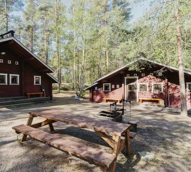 Matildanjärven kämpät Teijon kansallispuistossa - Natura Viva vuokraa Matildanjärvellä kahta kämppää, jotka jakavat etupihan. Yhteen mökkiin mahtuu 6 henkilöä ja varaamalla molemmat mökit, saat koko alueen itsellesi käyttöön. 