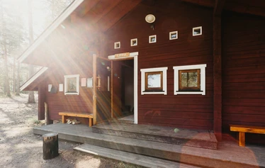Matildanjärven kämpät Teijon kansallispuistossa - Natura Viva vuokraa Matildanjärvellä kahta kämppää, jotka jakavat etupihan. Yhteen mökkiin mahtuu 6 henkilöä ja varaamalla molemmat mökit, saat koko alueen itsellesi käyttöön.
