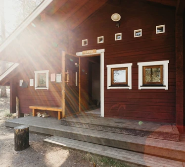 Matildanjärven kämpät Teijon kansallispuistossa - Natura Viva vuokraa Matildanjärvellä kahta kämppää, jotka jakavat etupihan. Yhteen mökkiin mahtuu 6 henkilöä ja varaamalla molemmat mökit, saat koko alueen itsellesi käyttöön. 