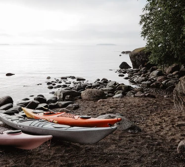 Helsinki By Kayak - Opastettu retki Itä-Helsingin saaristossa sopii kaikille. Tule tutustumaan Vuosaaren Melontakeskuksen lähivesiin ja alueen ulkoilusaariin!
