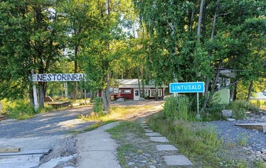 Lettubaarin juhannusjuhla vuodelta 2021 - Harri Kautonen musisoi ja kansa nauttii baarin antimista.