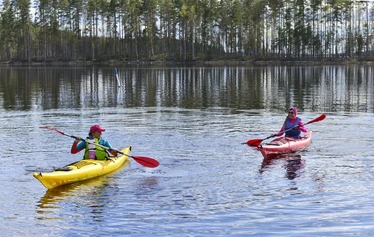 Nestorinrannan kajakit - Keltainen ja punainen.