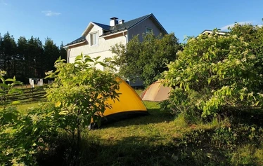 Päärakennuksen teltta-alueelle otetaan yleensä enintään kaksi 1 - 4 hengen telttaa