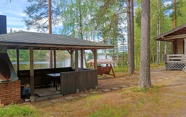 Tarun mökki on suojaisan lahden pohjukassa - Lahti avautuu Saimaan Vetojaolle, joka näkyy taustalla. Vetojako taas yhdistää Lietveden ja Suur-Saimaan.