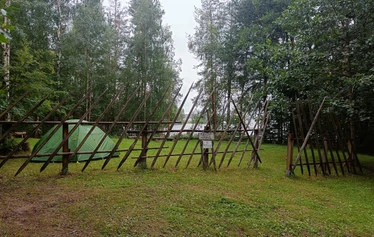 Rannan telttatasanne on heinäseiväsaidan takana