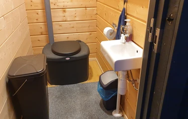 Rantasaunassa on tilava terassi ja ulkoporeallas