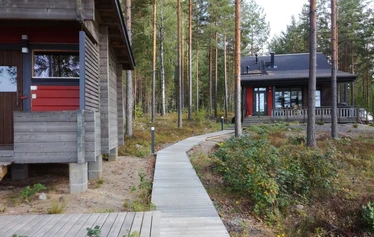 Kolausretki lähtee täältä - Kuvassa Nestorinrannan laiturialue rakennuksineen. Villa Hauki sijaitsee tästä vajaan 100 metrin päässä.