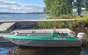 Kolausretki lähtee täältä - Kuvassa Nestorinrannan laiturialue rakennuksineen. Villa Hauki sijaitsee tästä vajaan 100 metrin päässä.