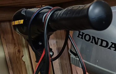 Sähköperämoottori ja bensamoottori 2,3 hv