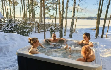 Rantasaunassa on tilava terassi ja ulkoporeallas