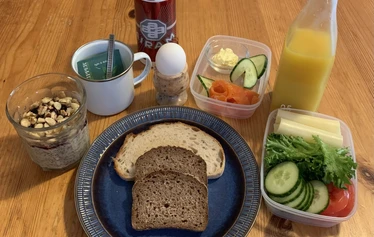 Aamiainen Navettasalissa - Aamiaiseen sisältyy tilanteen mukaan Rapion myllyn höyryttämättömistä kaurahiutaleista valmistettua puuroa tai tuorepuuroa. Lisäksi paikallista leipää, munia, vihanneksia, juustoa, leikkelettä, tuoremehua, hilloa tai marjoja, tuoremehua, kahvia tai teetä valinnan mukaan.